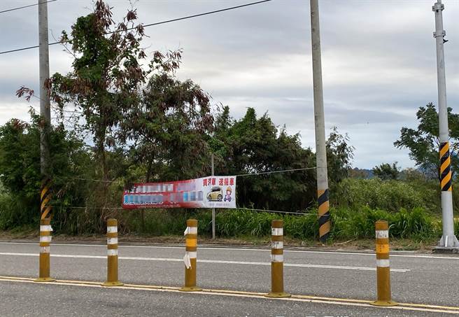 在街道小巷随意张贴或悬挂各式广告物，最高可罚6000元。（台东县政府提供）