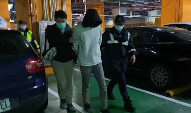 外役监犯鲁宗龙 在汐止网咖内遭逮捕，目前由专案小组押回花莲。（铁路警察局提供）