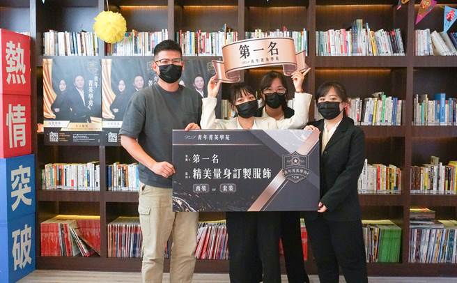 洪姓、陈姓学生在培训中学会求职时完美呈现个人的技巧。(中分署提供)