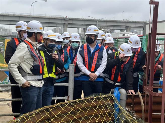 為改善國一南崁交流道匝道口附近淹水問題，桃園市蘆竹區新南路（南崁交流道口）施作排水改善工程，桃園市長張善政今前往視察。（陳夢茹攝）