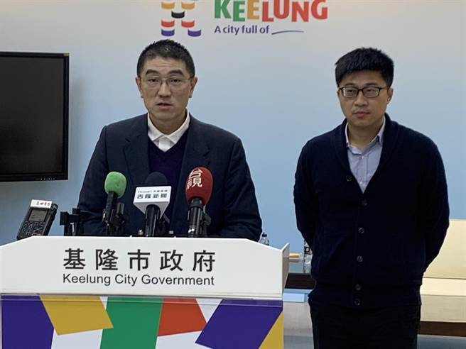 基隆市长谢国梁（左）14日表示，针对开放港澳来台自由行或进一步开放陆客，只要能够降低两岸局势，他都乐观看待。（徐佑升摄）