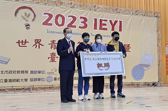 台东县东海国小、长滨国中6名学生代表参加「2023 IEYI世界青少年创客发明展台湾选拔赛」分别荣获1金、1银。（台东县政府提供／蔡旻妤台东传真）