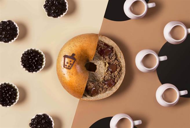 好丘「黑糖珍奶贝果」飘散茶香与黑糖香气，每颗75元。（好丘提供）