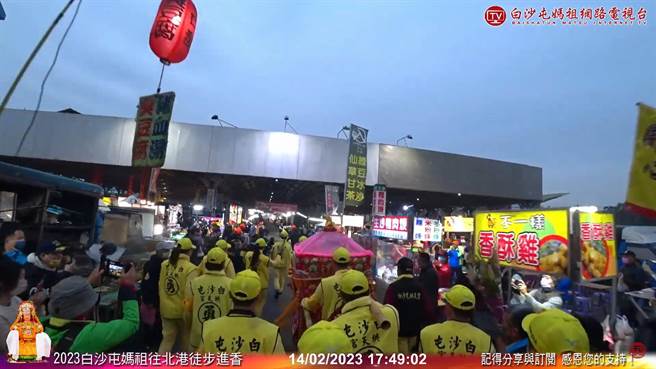 傍晚媽祖隊伍從北彰化步行到南彰化，行經社頭芭樂市夜市時，媽祖突停下腳步衝向夜市，讓夜市內攤商尖叫不斷。（翻攝白沙屯媽祖網路電視台／吳建輝彰化傳真）