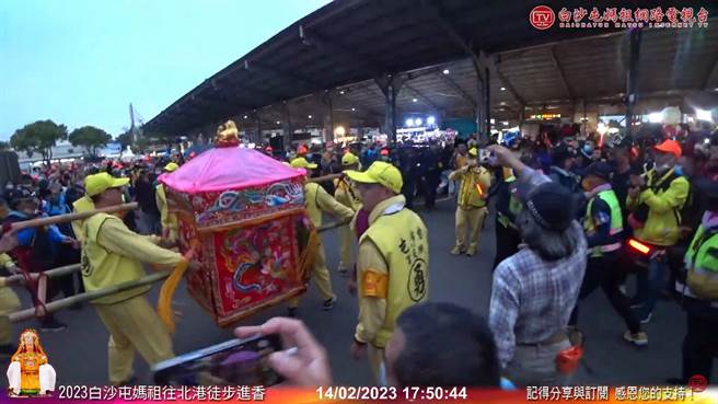 原以為媽祖要在芭樂市夜市停駕休息，沒想到隨即起身繼續往南。（翻攝白沙屯媽祖網路電視台／吳建輝彰化傳真）