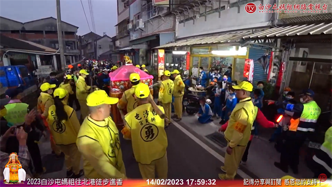 白沙屯媽祖走進巷弄遇到補習班小朋友，溫柔等待他們排好隊，讓所有小朋友鑽轎賜福。（翻攝白沙屯媽祖網路電視台／吳建輝彰化傳真）