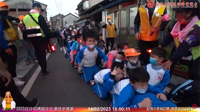 白沙屯媽祖耐心等待所有小朋友排好隊，才慢慢通過讓小朋友鑽轎底，為小朋友賜福，讓現場民眾看了好感動。（翻攝白沙屯媽祖網路電視台／吳建輝彰化傳真）