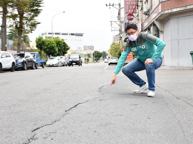 台中市大里区凤凰路部分路段隶属经济部工业局管辖，路面长年龟裂、颠簸不平，台中市议员林德宇14日批，市府建设局与经济部工业局「互踢皮球」，如今路面破损依旧。（林德宇服务处提供／潘虹恩台中传真）