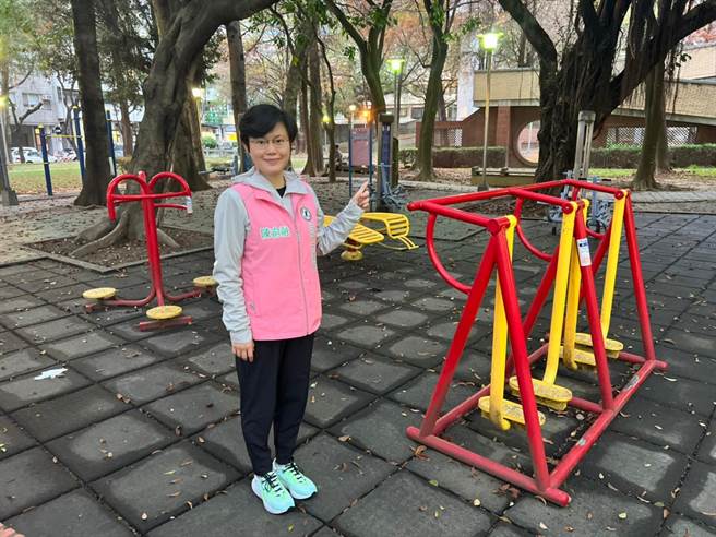 台中市议员陈俞融批评，台中经过美乐地计画改造的共融公园「重量不重质」，共融游具「复制贴上」。（陈俞融提供／张亦惠台中传真）