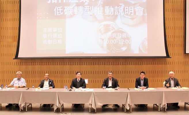 与会贵宾有中钢董事长翁朝栋(左起)、工业局长连锦漳、经济部次长林全能、螺丝公会理事长蔡图晋、高市府经发局长廖泰翔、金属中心董事长林仁益。（图／金属中心提供）