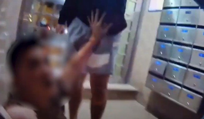 新北市一名男子和三五好友相约永和酒吧聚会，疑似精神恍惚，误以为其中两名好友丁男、赖男有肢体纠纷，男子衝上前帮忙，3人扭打成一团遭警压制。（翻摄影片）