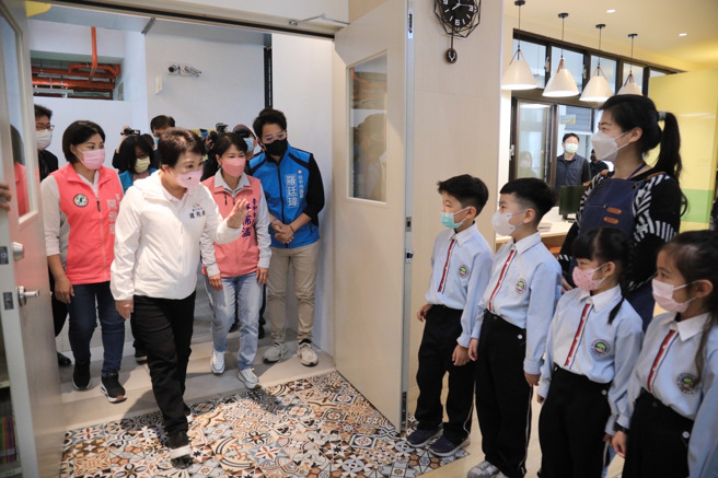 台中市长卢秀燕14日表示，即起代理教师全年聘期完整。（图片来源／台中市政府提供）