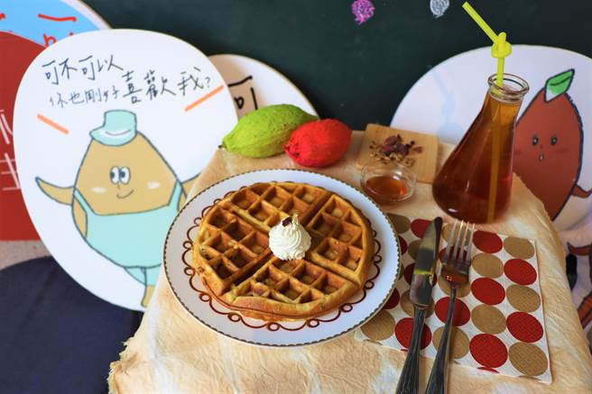 情人节最应景的礼物非巧克力莫属，但屏东潮州泗林卫生室不按牌理出牌，改推「可可蜜露松饼」，趁势让可可的无限可能被看见。（谢佳潾摄）