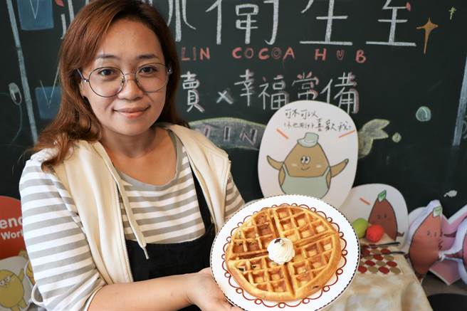 情人节最应景的礼物非巧克力莫属，但屏东潮州泗林卫生室不按牌理出牌，改推「可可蜜露松饼」，趁势让可可的无限可能被看见。（谢佳潾摄）