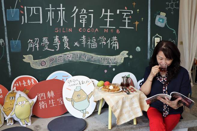 情人节最应景的礼物非巧克力莫属，但屏东潮州泗林卫生室不按牌理出牌，改推「可可蜜露松饼」，趁势让可可的无限可能被看见。（谢佳潾摄）