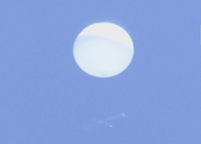 日本上空也曾出现疑似中国侦察气球。图为2020年摄于宫城县仙台市的不明气球。（图／东网）