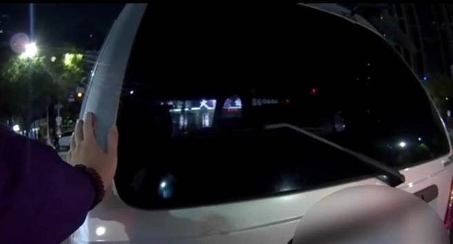 車輛遭撞拋錨在路中，警在後推車排除狀況。（翻攝照片／崔正綱高雄傳真）