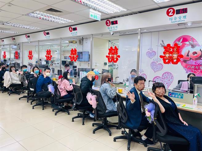 桃园区户政事务所14日特别开设8个专柜，服务要在情人节登记结婚的新人，现场还精心布置以LOVE兔YOU为主题的拍照区，让新人留下美好的回忆。（蔡依珍摄）