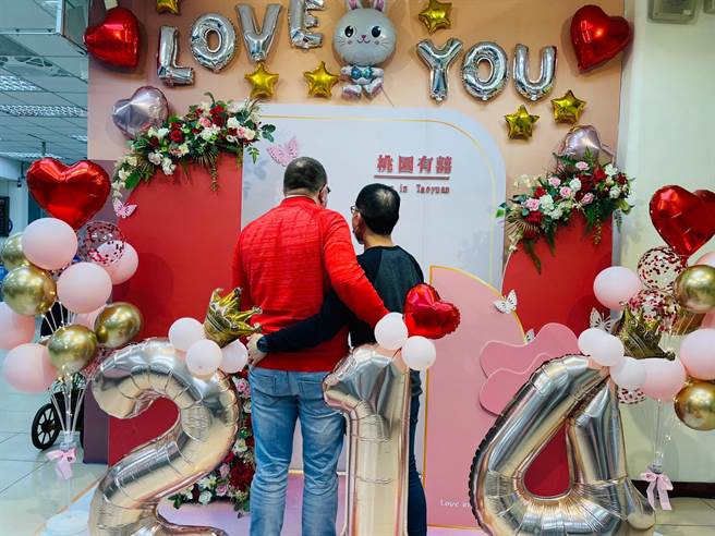 43岁林先生和53岁比利时籍Greet2015年已在比利时结婚，台湾同婚合法化后就一直返乡登记，却因疫情受阻，如今国境开放，特别选在情人节办理登记结婚。（蔡依珍摄）