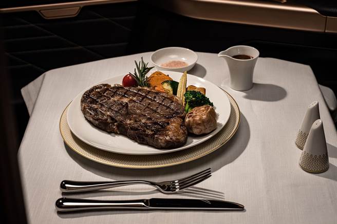 星宇航空头等舱餐点准备16盎司美国顶级肋眼牛排。（星宇航空提供／陈佑诚传真）