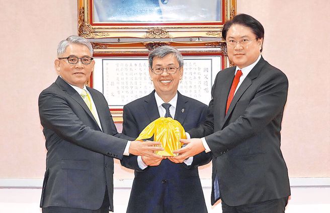 花敬群(左)曾被质疑房贷补贴是补贴建商与投机客，林右昌(右)接手内政部后仍延续此政策。（中时资料照／刘宗龙摄）