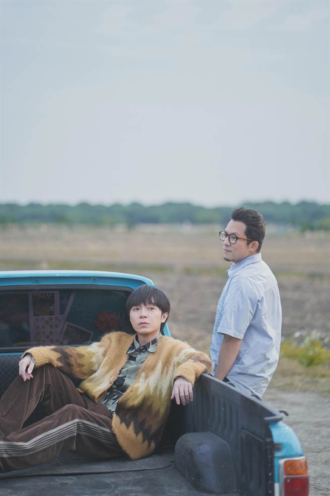 鱼丁纟日前拍摄新歌MV，吴青峰（左）、小威互动展好默契。（环球音乐提供）