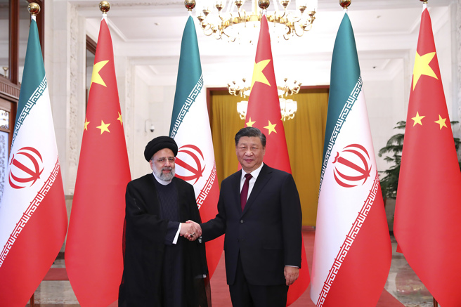 2023年2月14日，伊朗总统莱希（Ebrahim Raisi） 与中国大陆领导习近平在北京举行的正式欢迎仪式上握手。(美联社）