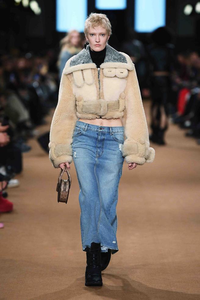 COACH 2023秋季系列整體輪廓簡潔，以皮衣、大衣塑造俐落的軍裝廓形。（CFP）