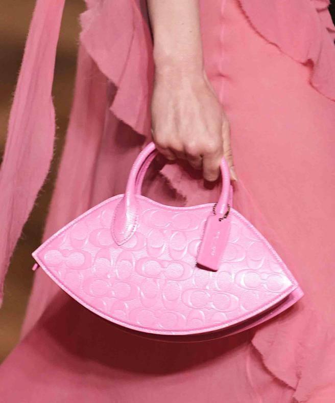 COACH 2023秋季系列秀上包款十分可愛，有唇形、月亮形狀、以及象徵紐約的大蘋果。（CFP）