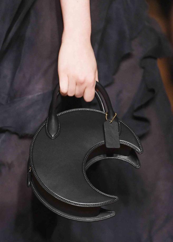 COACH 2023秋季系列秀上包款十分可愛，有唇形、月亮形狀、以及象徵紐約的大蘋果。（CFP）