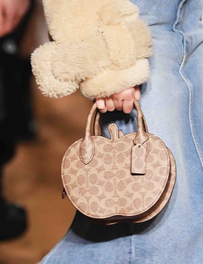 COACH 2023秋季系列秀上包款十分可愛，有唇形、月亮形狀、以及象徵紐約的大蘋果。（CFP）