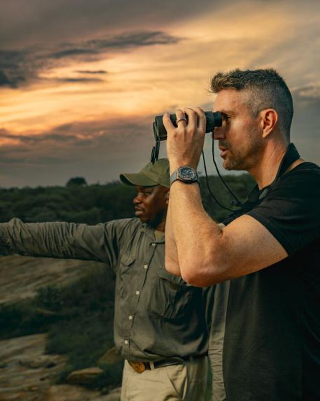 宇舶表品牌大使Kevin Pietersen 配戴Big Bang Unico SORAI犀牛灰限量表，在南非克魯格國家公園執行保育工作。（HUBLOT提供）