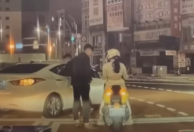 高雄火車站旁，日前凌晨有女子在停等紅燈時，遭到一旁轎車「攔車」，並且下來2黑衣男當場搭訕要聯絡訊息。（翻攝自YouTube頻道「WoWtchout - 地圖型行車影像分享平台」）