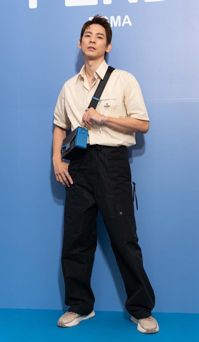 林柏宏讚此次带有原石质感的饰品设计，不过情人节礼物最想收到包包，上衣FENDI拉炼口袋衬衫2万9500元、抽绳扩型裤3万8000元、FENDI FF LOGO Soft Baguette Trunk 6万3000元、FF LOGO岩石效果项炼1万7800元、手炼1万9800元。（吴松翰摄）