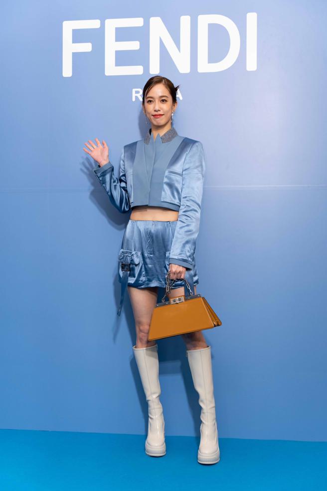 陈庭妮透露与胡宇威不爱在特定日期过节，今年情人节两人都在工作中度过，FENDI 缎面短版西装外套9万1000元、FENDI缎面Baguette口袋造型短裙4万5000元、FENDI Peekaboo Cut Medium14万9000元。（吴松翰摄）