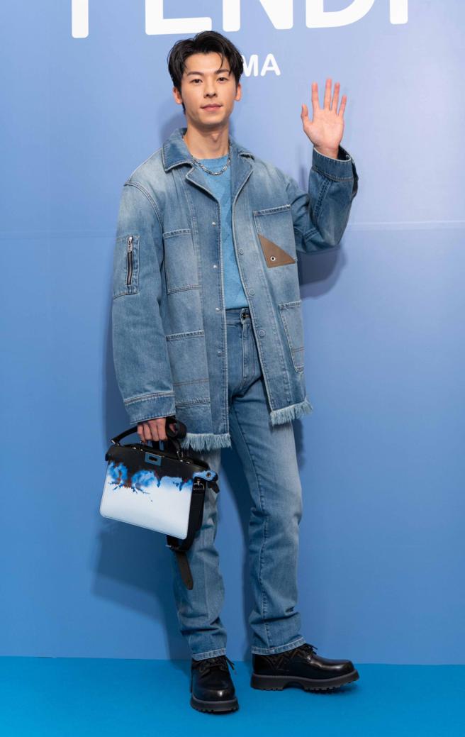 许光汉出席FENDI新光三越中港男装店开幕活动，表示近期想尝试更多元风格，爱此次品牌新装的波希米亚风，FENDI抽鬚扩型牛仔外套5万9000元、FF LOGO抽鬚T恤2万7800元刷色效果牛仔裤2万7500元、Peekaboo ISeeU Mini 15万2000元。（吴松翰摄）