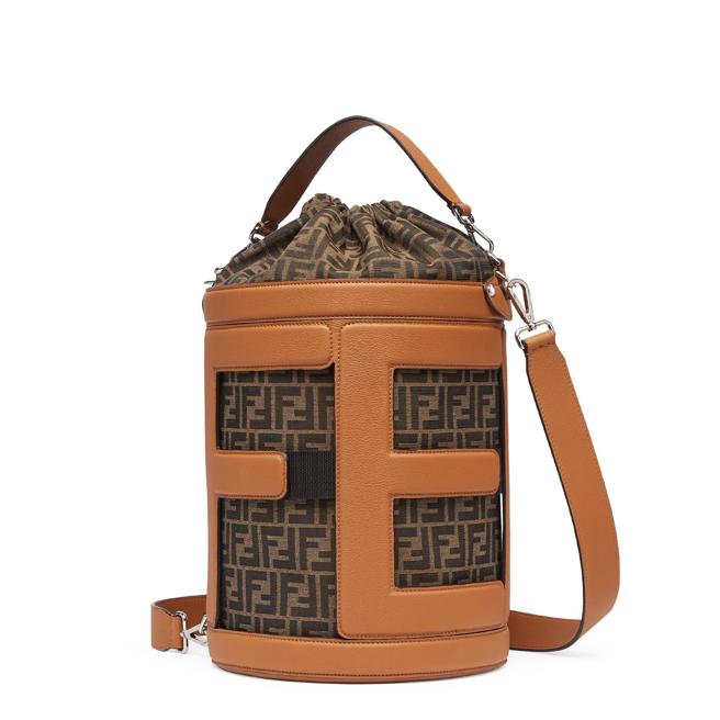 FENDI FF LOGO 水桶包 ，10万6000元。（FENDI提供）