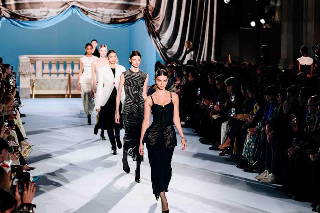 超模坎达儿妮可珍娜(第一位)、伊莉娜·莎伊克（第三位）为Tory Burch 2023秋冬系列走秀。（CFP）