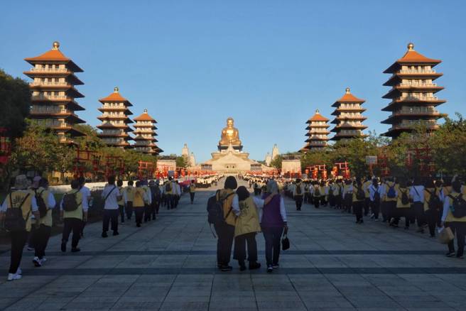 佛光山13 日举行星云法师圆寂讚颂典礼，向已故佛光山创办人星云法师告别。图为来自全台各地佛光山信眾聚集佛陀纪念馆参加仪式。(图／黄子明摄)