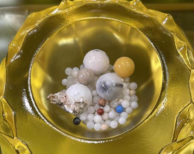 佛光山13日在台南大仙寺举行星云大师荼毘仪式，烧出许多舍利子。(图／佛光山提供)