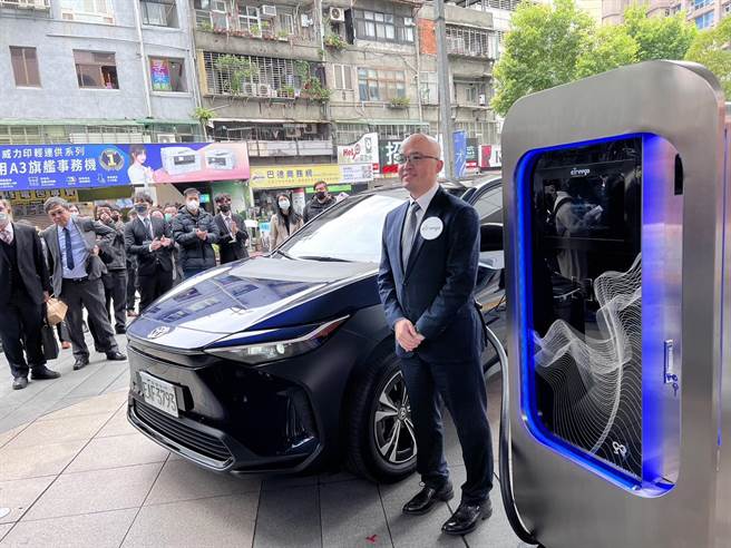 三大电动车充电桩营运商起而行绿能董事长简金品(图)，今表示已拿到美国超级快充三年大单消息，预计可出货9000 支到海外，今年能转亏为盈。(图／王玉树摄)