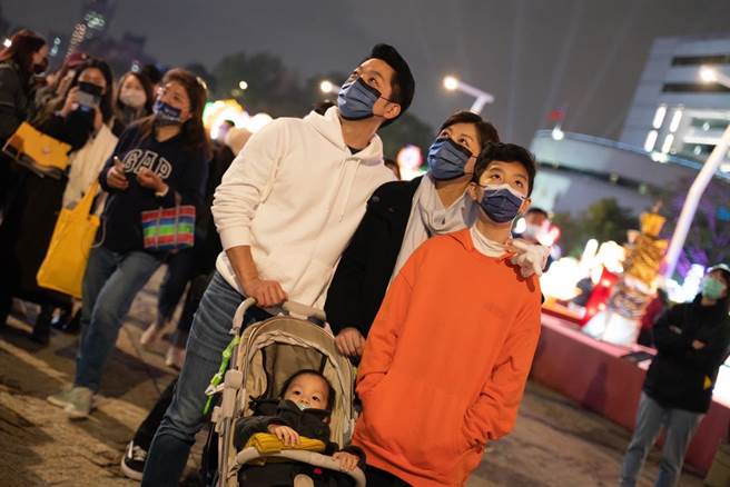 台北市長蔣萬安在情人節帶著家人逛台灣燈會。（摘自蔣萬安臉書／楊亞璇台北傳真）