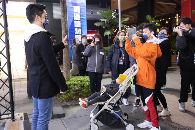 台北市長蔣萬安在情人節帶著家人逛台灣燈會。（摘自蔣萬安臉書／楊亞璇台北傳真）