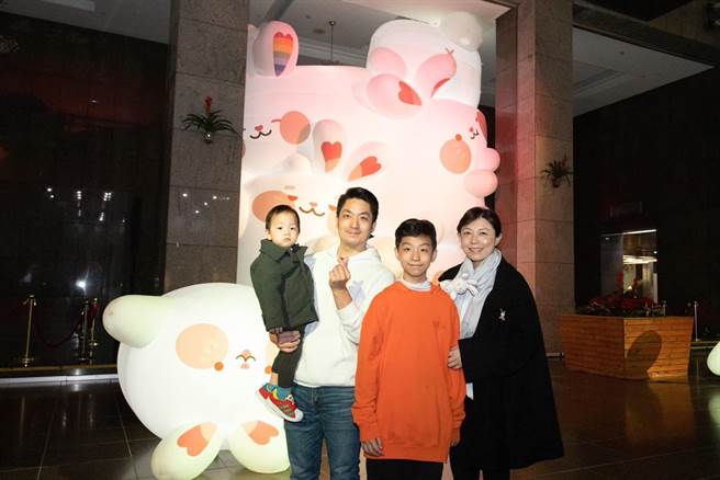 台北市長蔣萬安在情人節帶著家人逛台灣燈會。（摘自蔣萬安臉書／楊亞璇台北傳真）