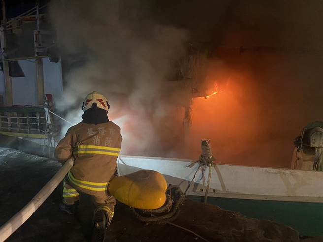 基隆市八斗子渔港晚间发生火烧船意外，经过消防单位全力灌救，顺利控制火势。（基隆市消防局提供／张志康基隆传真）