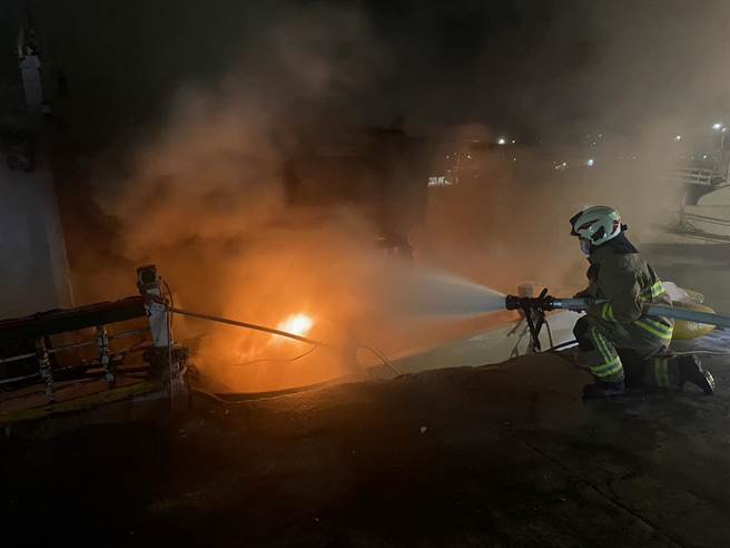 基隆市八斗子渔港晚间发生火烧船意外，经过消防单位全力灌救，顺利控制火势。（基隆市消防局提供／张志康基隆传真）