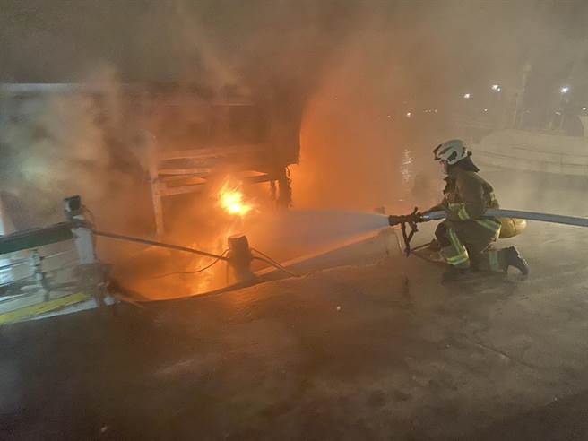 基隆市八斗子渔港晚间发生火烧船意外，经过消防单位全力灌救，顺利控制火势。（基隆市消防局提供／张志康基隆传真）