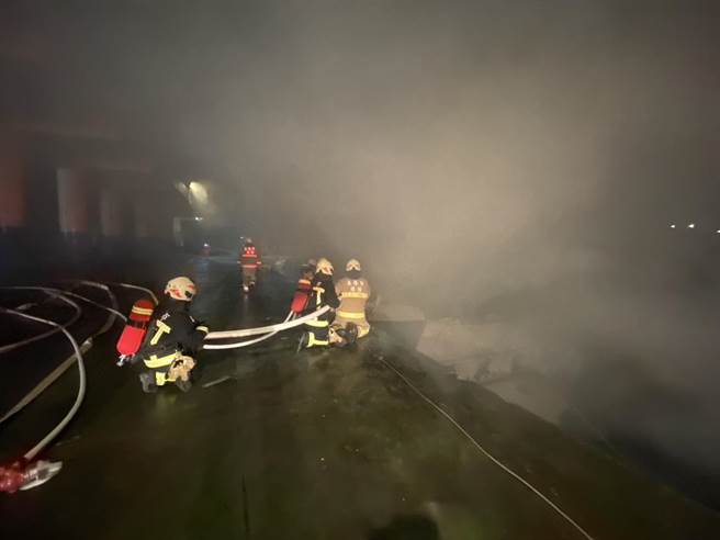 基隆市八斗子渔港晚间发生火烧船意外，经过消防单位全力灌救，顺利控制火势。（基隆市消防局提供／张志康基隆传真）