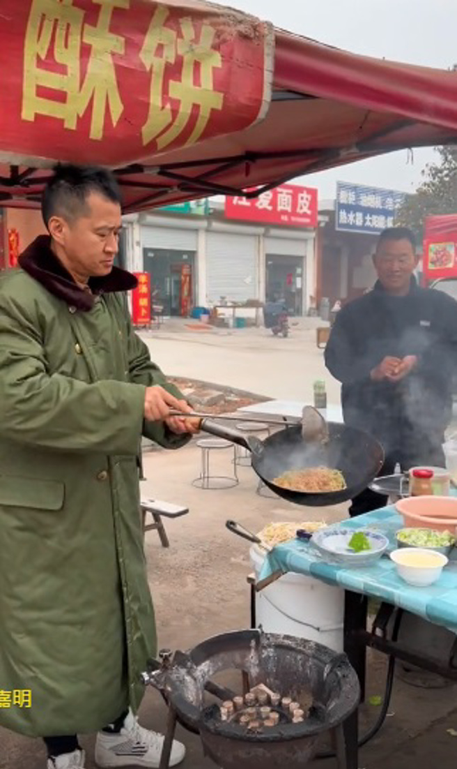 李嘉明在农村路边摊炒麵。（图／李嘉明抖音）