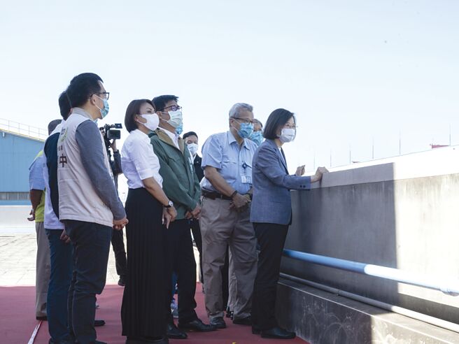 总统蔡英文（右一）由中钢董事长翁朝栋（右二）等人陪同，观察中钢再生水系统和节能措施」。图／中钢提供